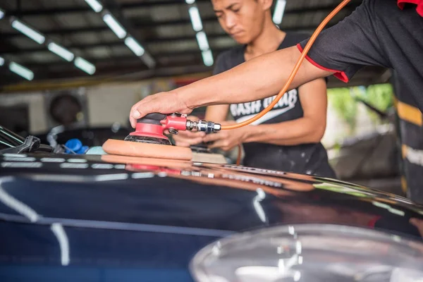 Cleaning the car — Stock Photo, Image