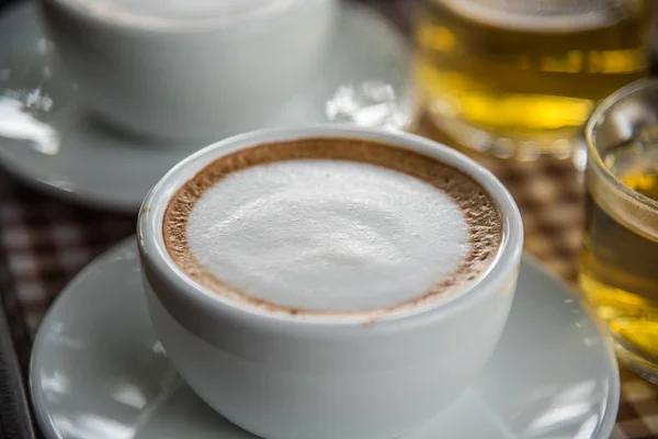 Café na xícara na mesa com chá no café — Fotografia de Stock