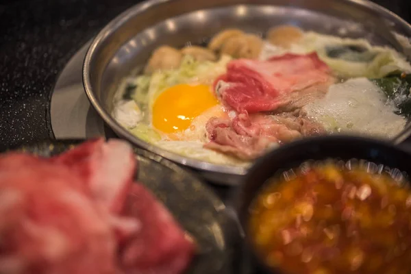 Cozinhar alimentos em panela quente para fazer sukiyaki ou shabu — Fotografia de Stock