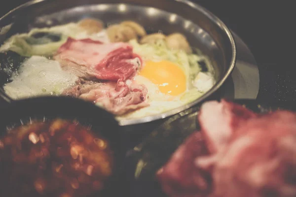 作るすき焼き or しゃぶしゃぶの鍋料理 — ストック写真