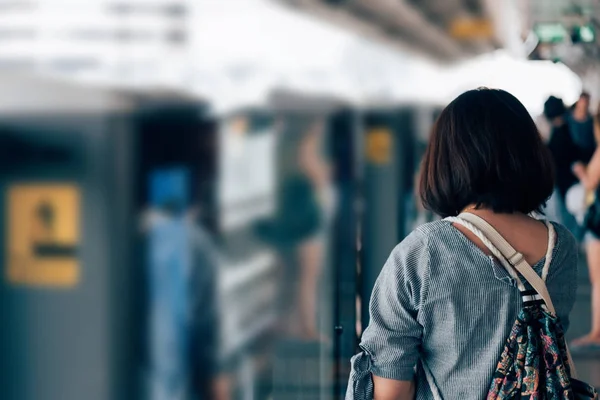 Comboio de skytrain BTS funciona em Bangkok — Fotografia de Stock