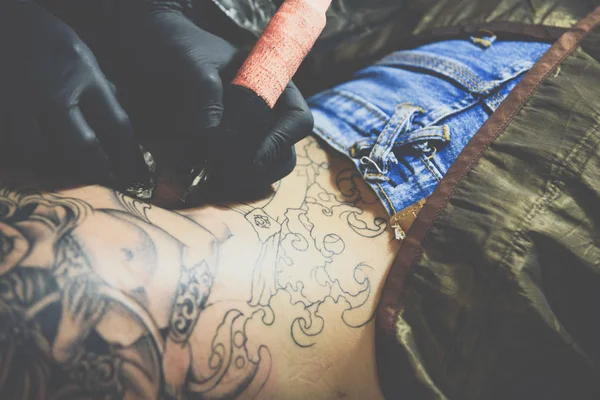 Tatuagem artista desenho arte no corpo — Fotografia de Stock