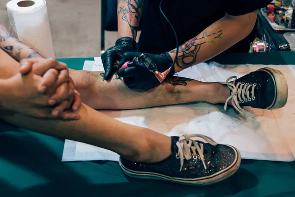 Dövme sanatçısı sanat vücut üzerinde çizim — Stok fotoğraf