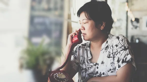 커피가 게에서 아시아 여자 음침한 전화 — 스톡 사진