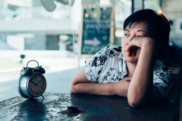 Asiatique femme en attente dans café café avec horloge — Photo