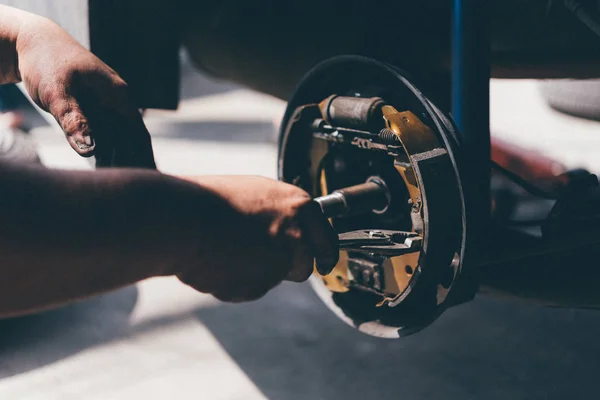 Барабанный тормоз и асбест тормозные колодки в гараже автомобиля — стоковое фото