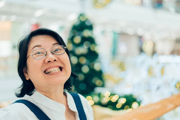 Mujer asiática de 40 años piel blanca en el centro comercial — Foto de Stock