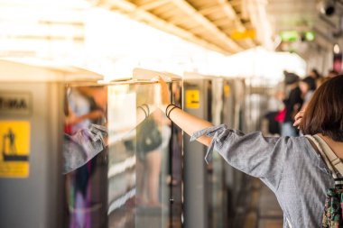 Bangkok'ta BTS skytrain tren çalışır