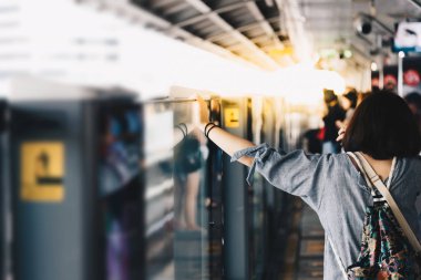 Bangkok'ta BTS skytrain tren çalışır