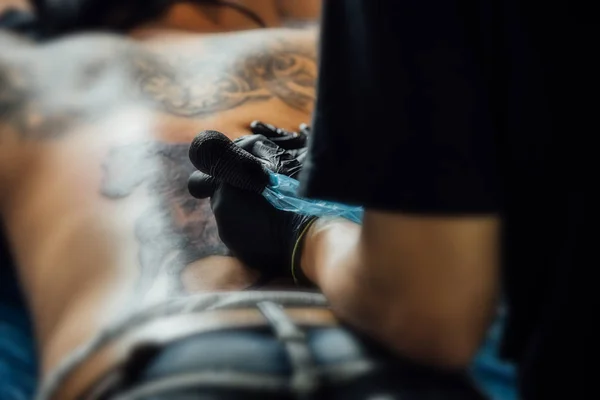 Tatuaje artista dibujo arte en el cuerpo —  Fotos de Stock