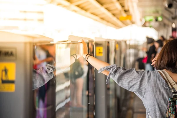 Bts skytrain train fährt in bangkok — Stockfoto