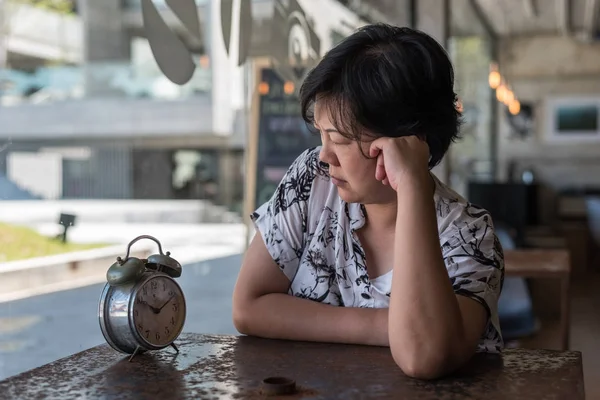 Asiatique femme en attente dans café café avec horloge — Photo