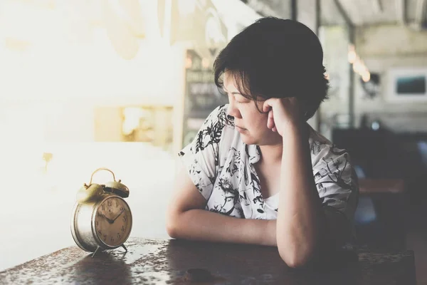 Asiatique femme en attente dans café café avec horloge — Photo
