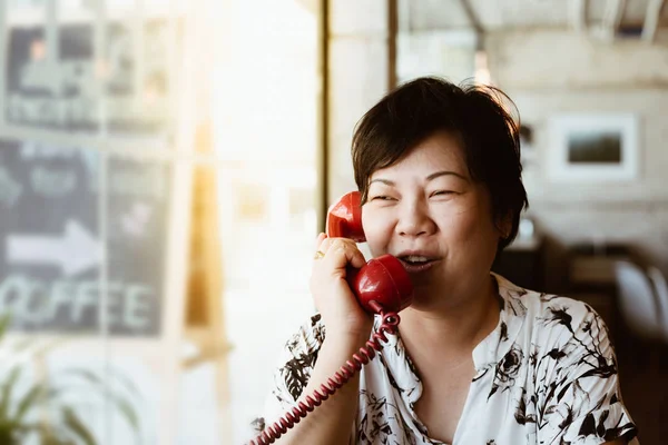 Asiatische Frau glücklich reden Telefonat in Café — Stockfoto
