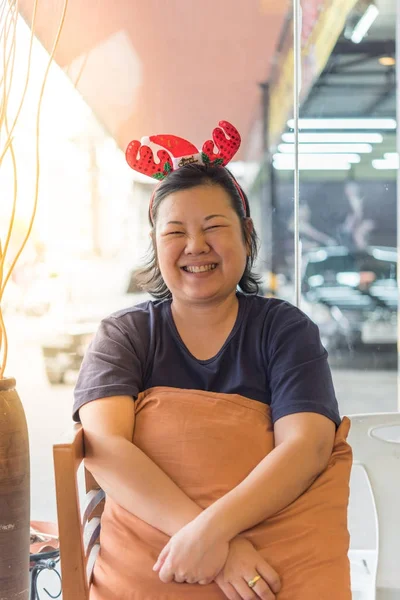 Asiática mujer y santa claus diadema risa sonrisa — Foto de Stock