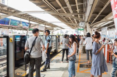 Bangkok'ta BTS skytrain tren çalışır