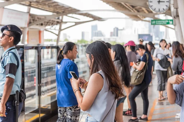 BTS skytrain tåg körs i Bangkok — Stockfoto