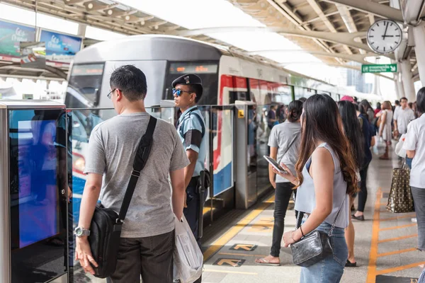 BTS skytrain tåg körs i Bangkok — Stockfoto