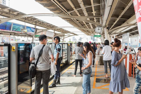 BTS skytrain tåg körs i Bangkok — Stockfoto