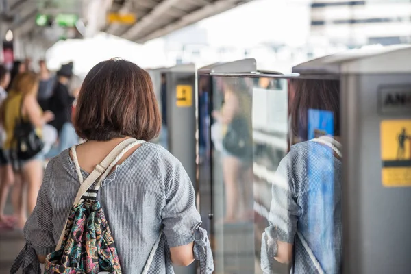 Bts skytrain train fährt in bangkok — Stockfoto