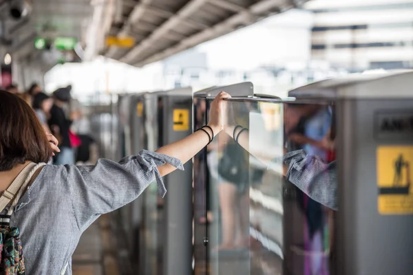 Bts skytrain train fährt in bangkok — Stockfoto