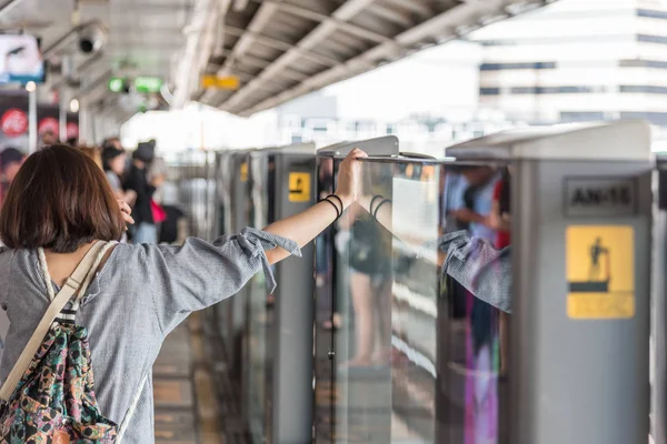 Bts skytrain train fährt in bangkok — Stockfoto