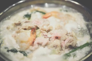 Yemek yapmak sukiyaki veya shabu sıcak tencerede yemek
