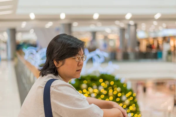 Mulher asiática 40s pele branca no shopping — Fotografia de Stock