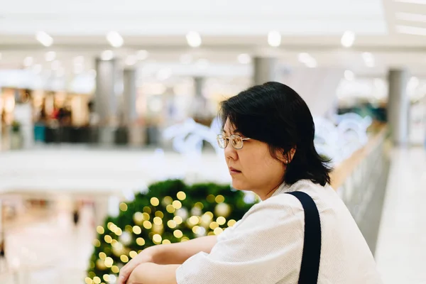 아시아 여자 40 대 피부 쇼핑몰에서 화이트 — 스톡 사진