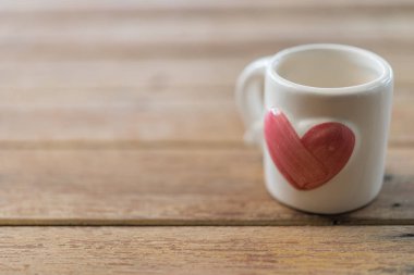 Kupası kalp şekli Sevgililer günü içinde ahşap zemin üzerinde