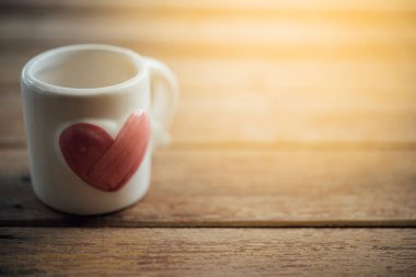 Kupası kalp şekli Sevgililer günü içinde ahşap zemin üzerinde