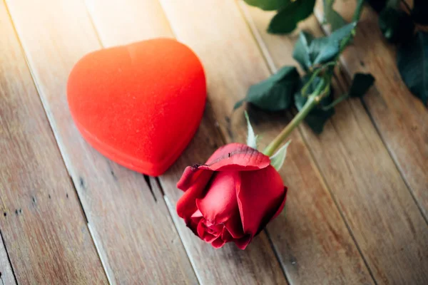 Červené růže květ na dřevěné podlaze v den svatého Valentýna — Stock fotografie