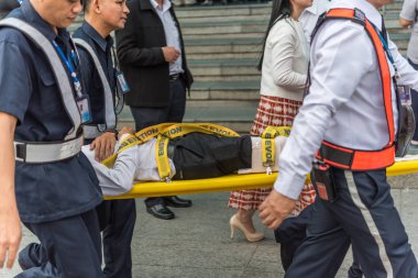 Yaralanma hastanın omurga tahta üzerinde hareket