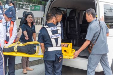 Yaralanma hastanın omurga tahta üzerinde hareket