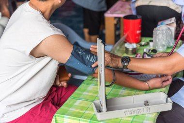 Tay adam sağlık kontrolü basınç göstergesi tarafından