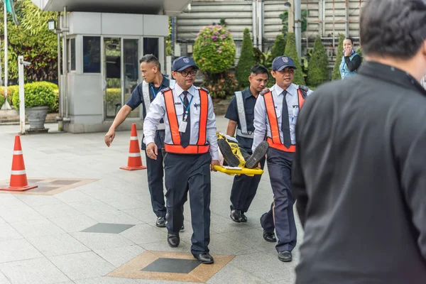 脊椎ボード上損傷患者を移動します。 — ストック写真