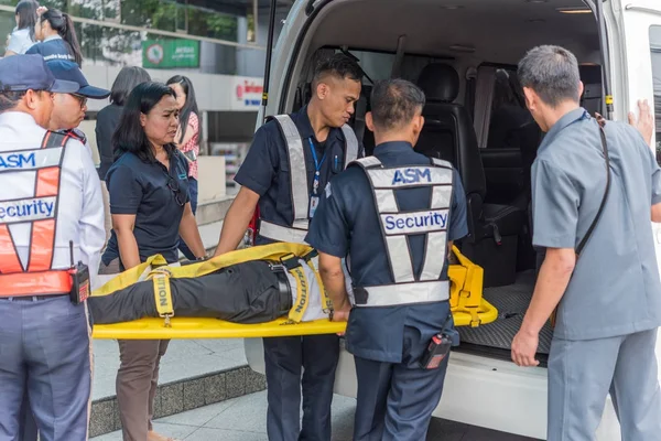 Mueva al paciente lesionado en el tablero de la columna —  Fotos de Stock