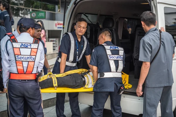 Mueva al paciente lesionado en el tablero de la columna —  Fotos de Stock