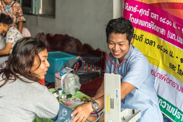 Taylandlı kadınların sağlık kontrolü basınç göstergesi tarafından