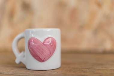 Kupası kalp şekli Sevgililer günü içinde ahşap zemin üzerinde