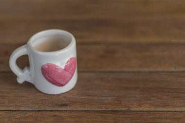 Kupası kalp şekli Sevgililer günü içinde ahşap zemin üzerinde