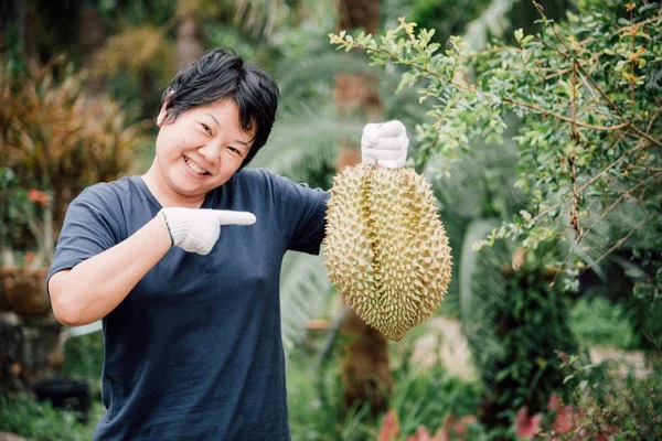 Agricultor asiático explotación durian es un rey de la fruta — Foto de Stock