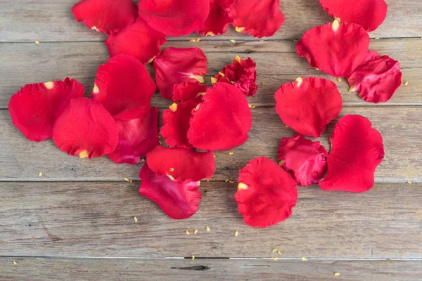 Fleur rose rouge sur le sol en bois à la Saint-Valentin — Photo