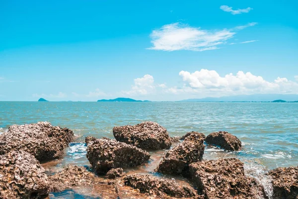 Landskap av stranden och havet med reef rock beach — Stockfoto