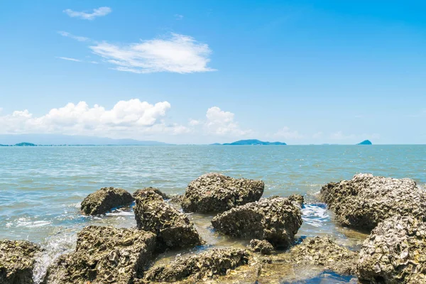 Landskap av stranden och havet med reef rock beach — Stockfoto