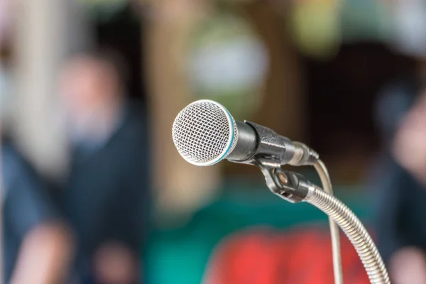 Microfone na sala de reuniões uso para amplificar a conversa — Fotografia de Stock