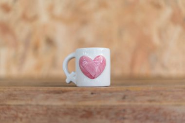 Kupası kalp şekli Sevgililer günü içinde ahşap zemin üzerinde