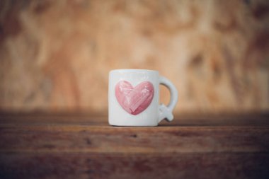 Kupası kalp şekli Sevgililer günü içinde ahşap zemin üzerinde