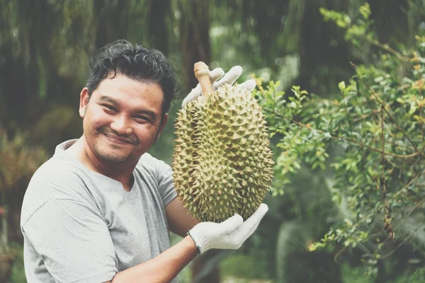 Agricultor asiático explotación durian es un rey de la fruta — Foto de Stock