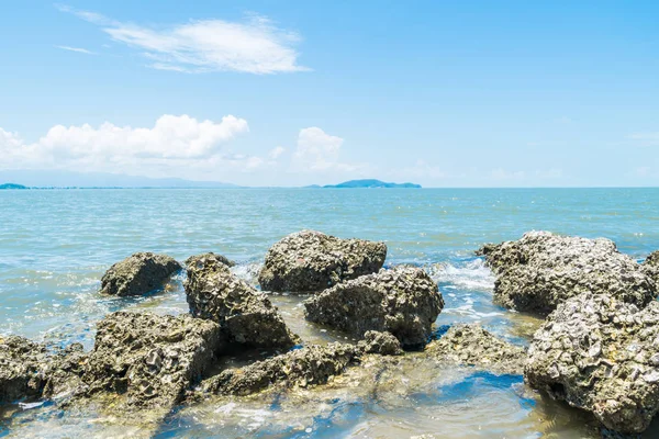 Landskap av stranden och havet med reef rock beach — Stockfoto